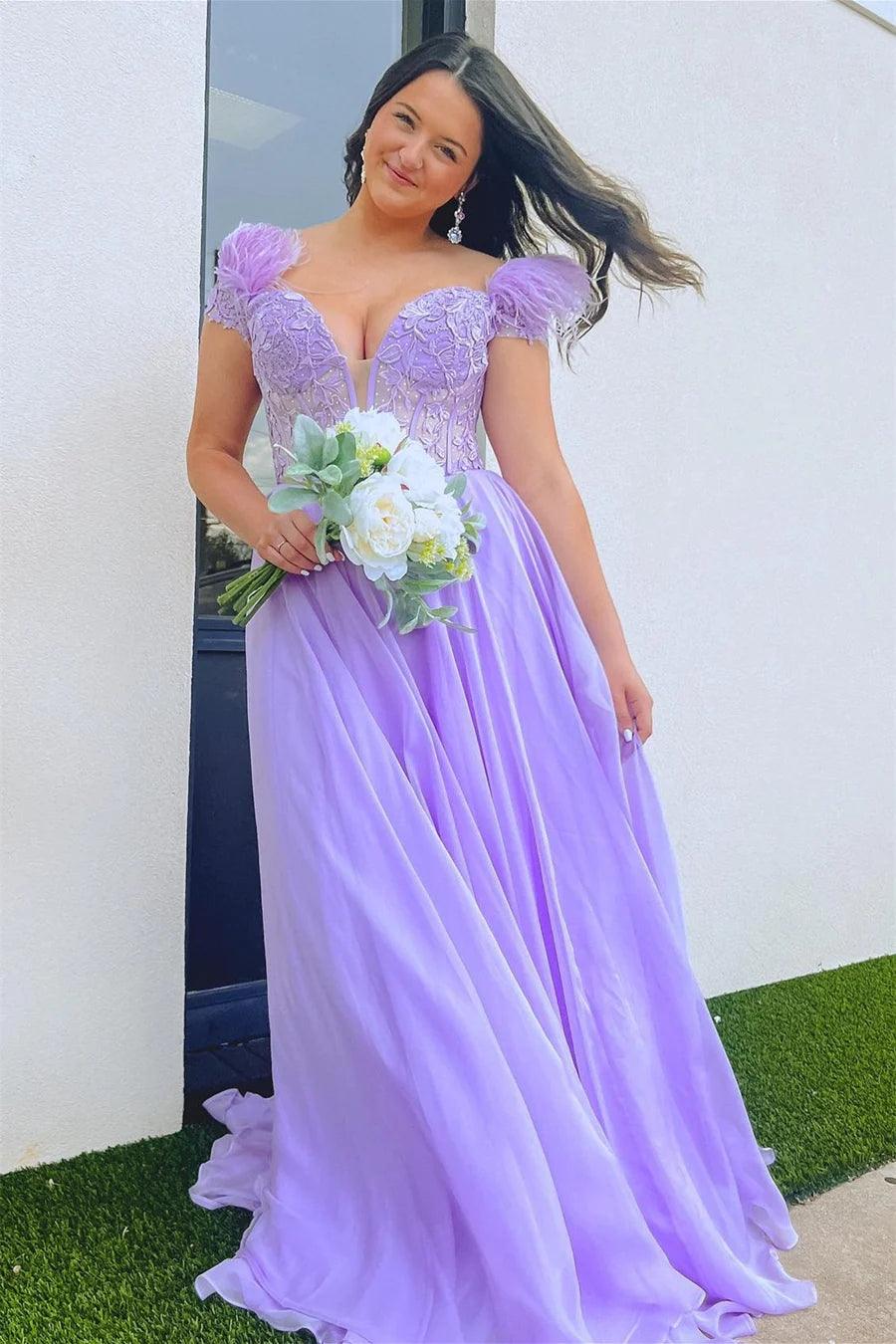 Vestido de fiesta largo color lavanda, corte A, hombros descubiertos, plumas, PSK433
