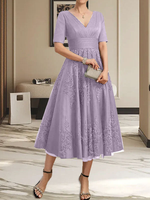 Vestido de madre de la novia de tul con encaje, escote en V y corte A hasta la rodilla con pliegues