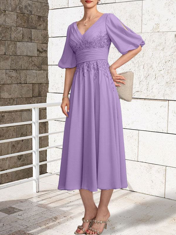 Vestido de madre de la novia de gasa con encaje, escote en V y largo hasta la rodilla con pliegues