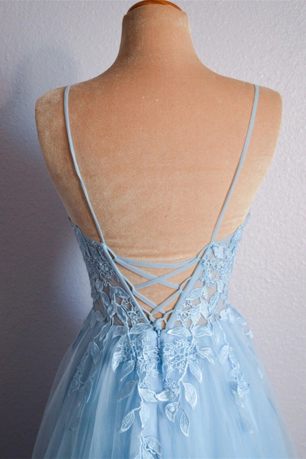 Vestido de noche largo de tul con escote en V y cordones en azul claro PSK439