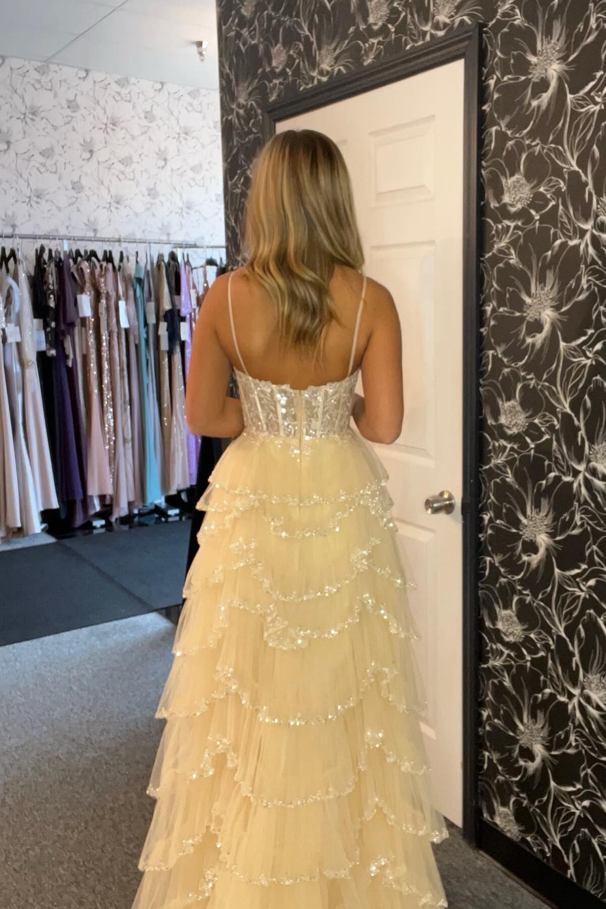 Abbie | Schwarzes Ballkleid aus Netzstoff mit Cut-outs und Pailletten