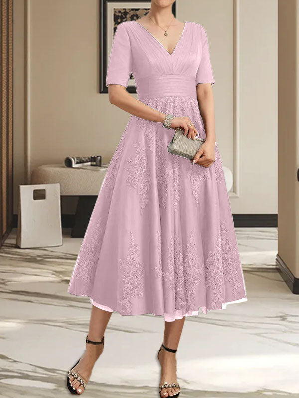 Vestido de madre de la novia de tul con encaje, escote en V y corte A hasta la rodilla con pliegues