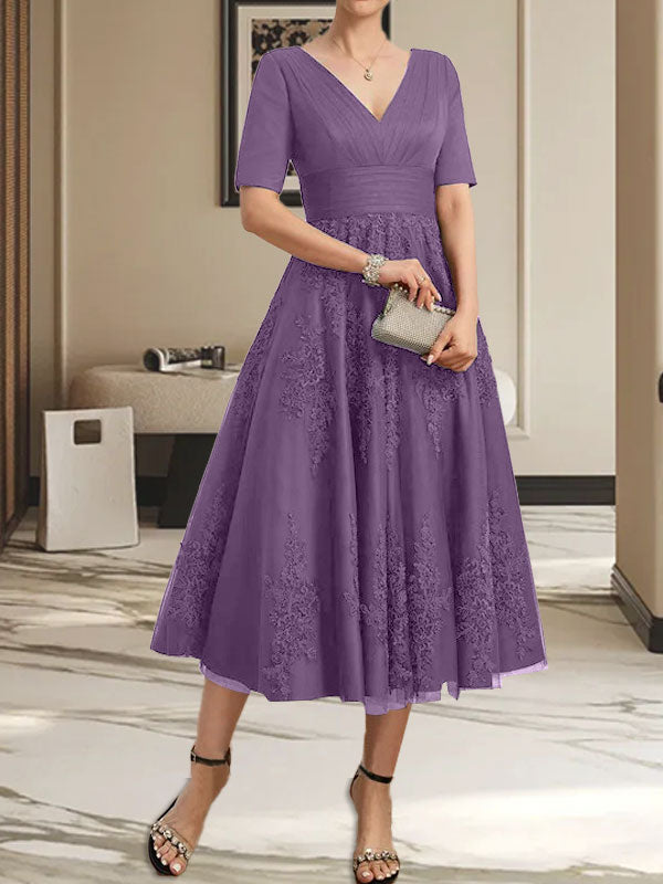 Vestido de madre de la novia de tul con encaje, escote en V y corte A hasta la rodilla con pliegues