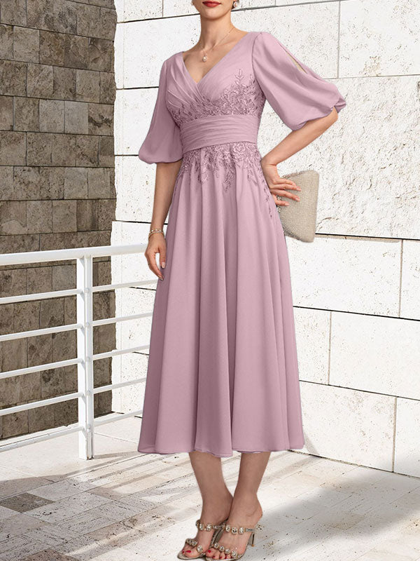 Vestido de madre de la novia de gasa con encaje, escote en V y largo hasta la rodilla con pliegues