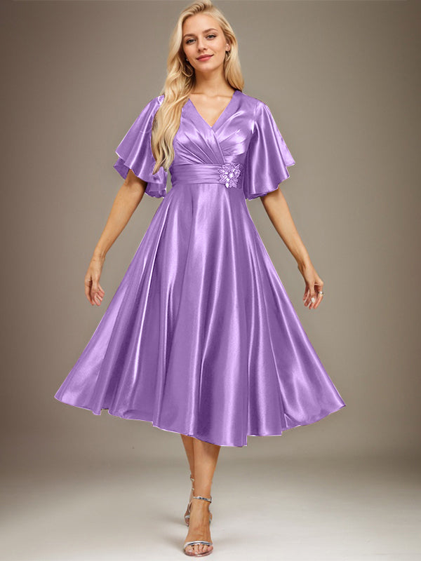 Vestido de madre de la novia de satén elástico con escote en V, largo hasta la rodilla, con cuentas y pliegues