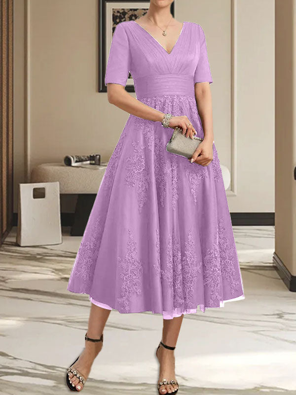 Vestido de madre de la novia de tul con encaje, escote en V y corte A hasta la rodilla con pliegues
