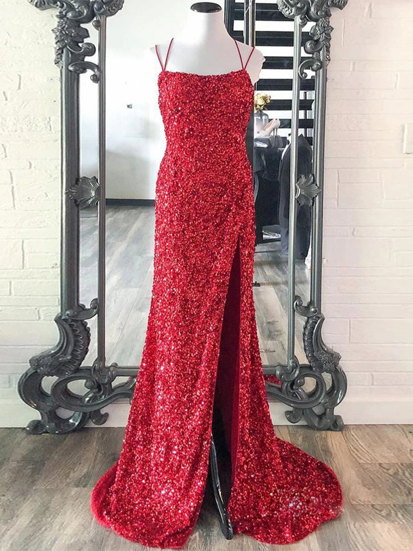 Alayna | Vestido de fiesta largo de lentejuelas con tirantes finos y corte sirena