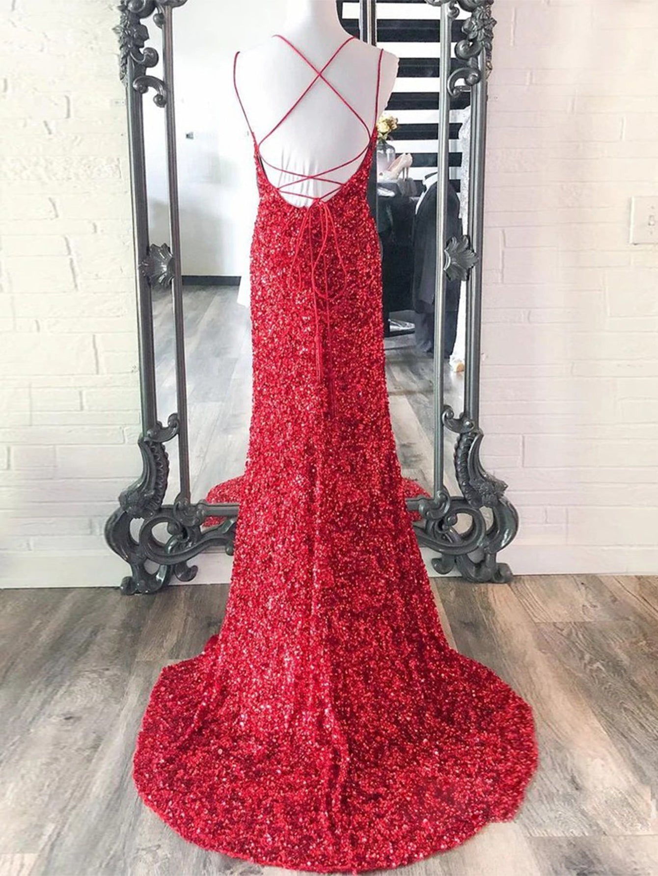 Alayna | Vestido de fiesta largo de lentejuelas con tirantes finos y corte sirena