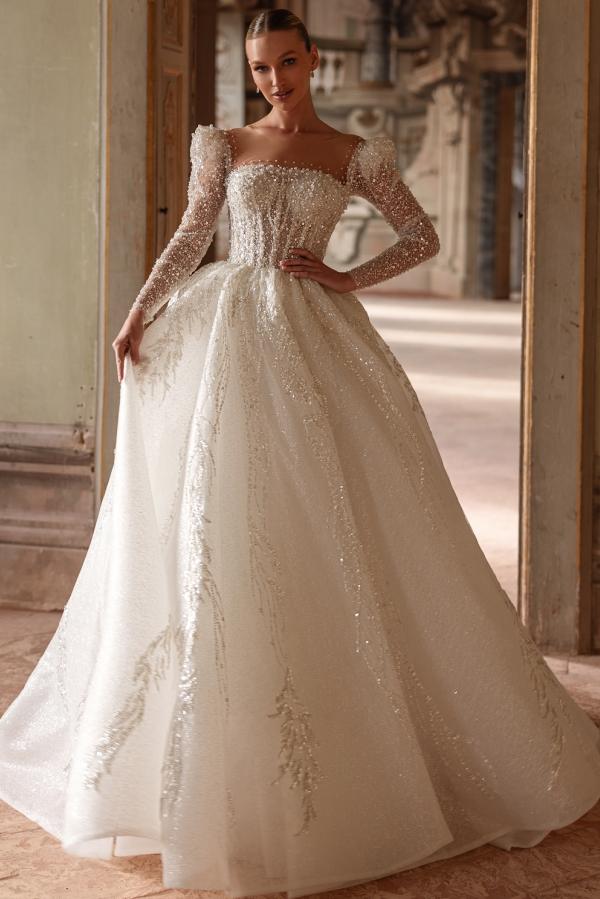 Lujoso vestido de novia largo color marfil, corte A, escote cuadrado, encaje, cuentas y mangas
