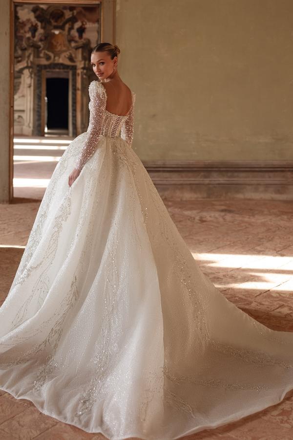 Lujoso vestido de novia largo color marfil, corte A, escote cuadrado, encaje, cuentas y mangas
