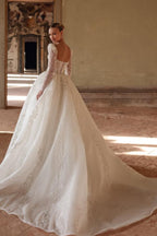 Lujoso vestido de novia largo color marfil, corte A, escote cuadrado, encaje, cuentas y mangas