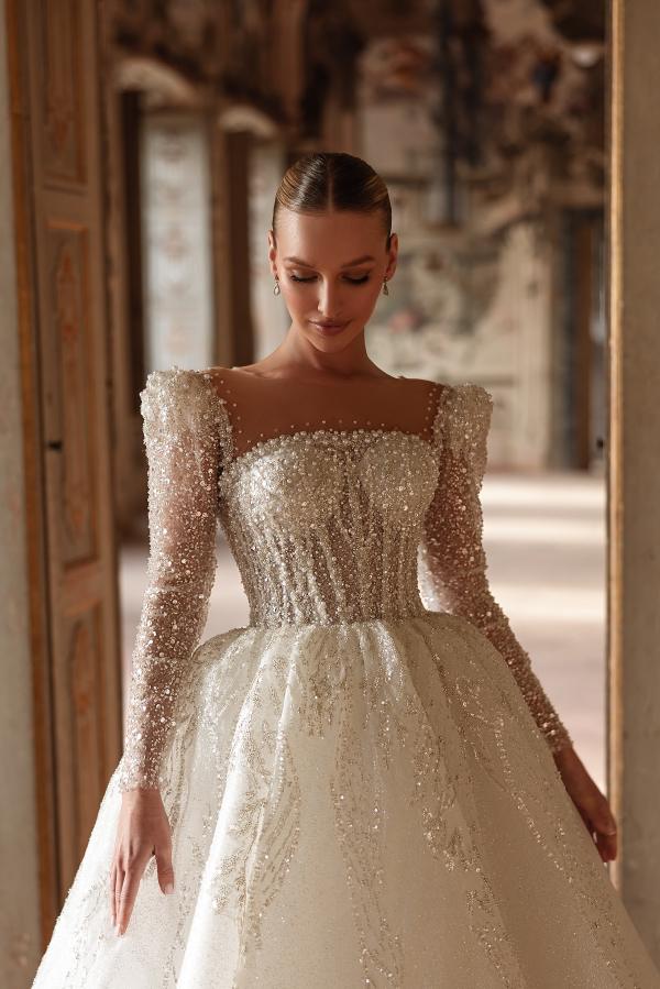 Lujoso vestido de novia largo color marfil, corte A, escote cuadrado, encaje, cuentas y mangas