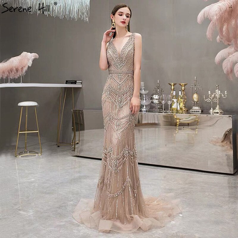 Vestido de noche de sirena de lujo color piel con escote en V, sin mangas, con chal y plumas, vestido formal sexy LA70171 