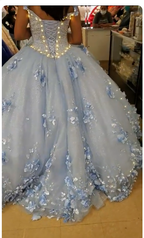 Vestido largo azul claro con apliques 3D y hombros descubiertos, estilo princesa Y260