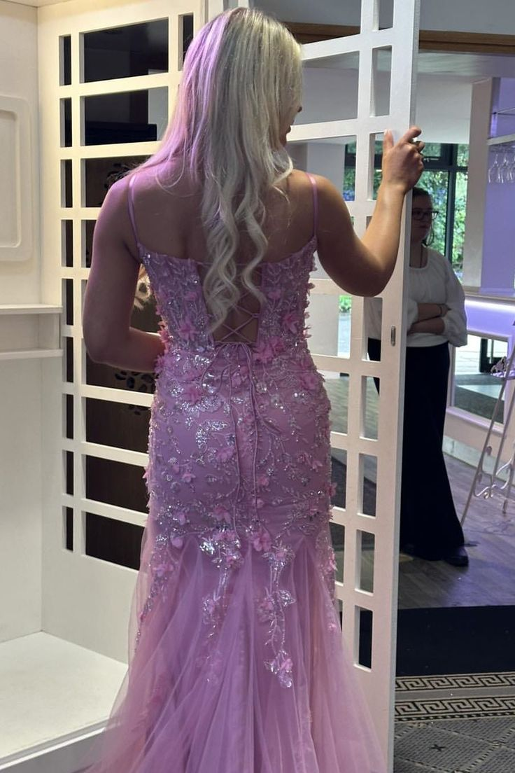 Hermoso vestido de noche largo de sirena con tirantes finos en color rosa y apliques de encaje de tul Y7851
