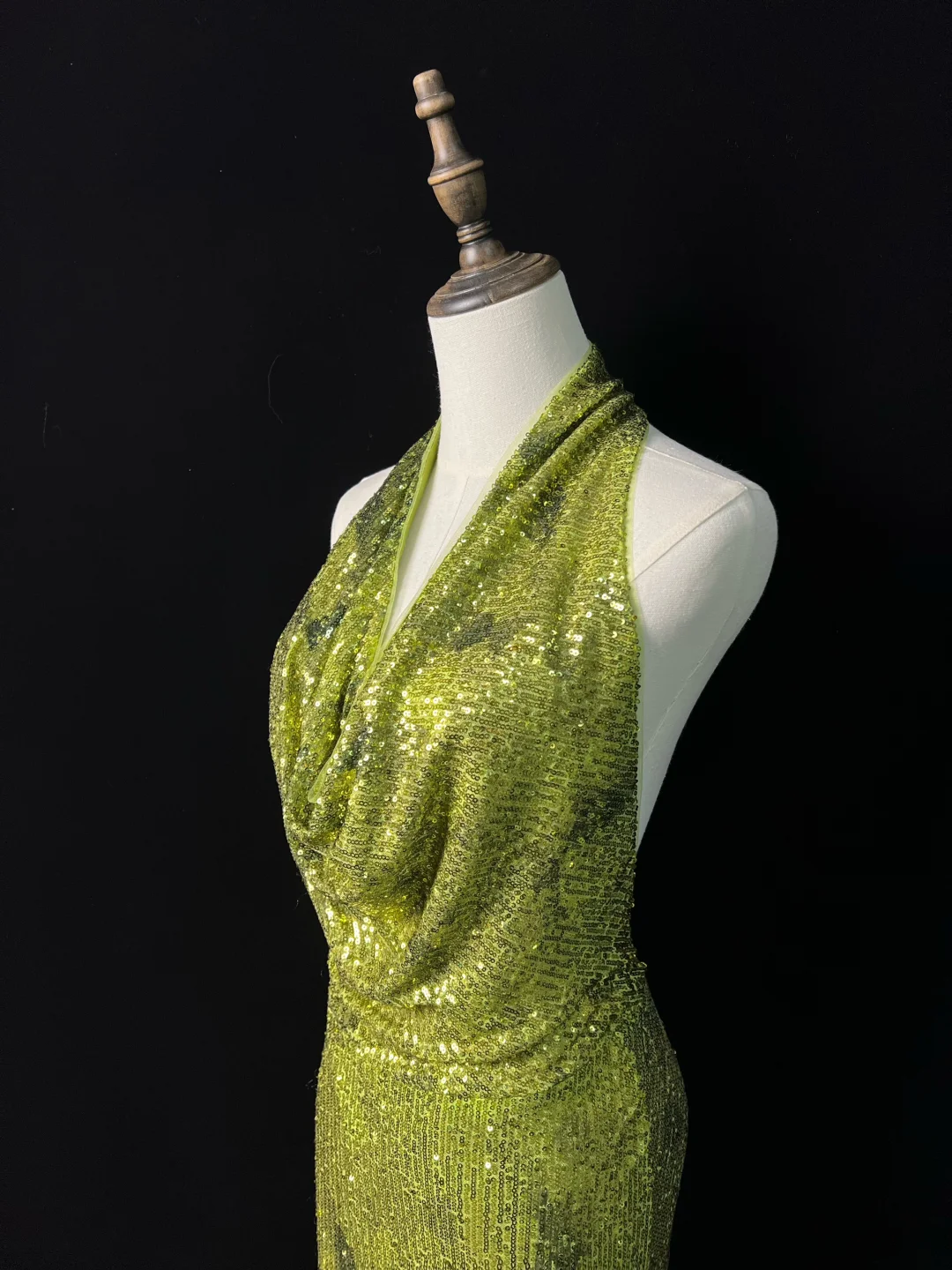 Hermoso vestido de fiesta verde con lentejuelas y escote halter, espalda descubierta, vestido de noche largo estilo sirena Y8647