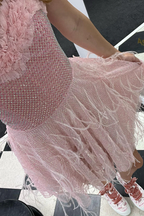 Vestido corto de fiesta con escote corazón en rosa y plumas Y2508