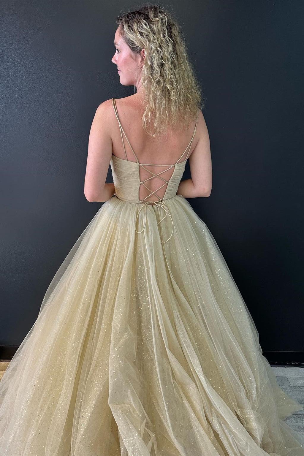 Nia | Vestido de fiesta de tul brillante con escote en V y espalda con cordones