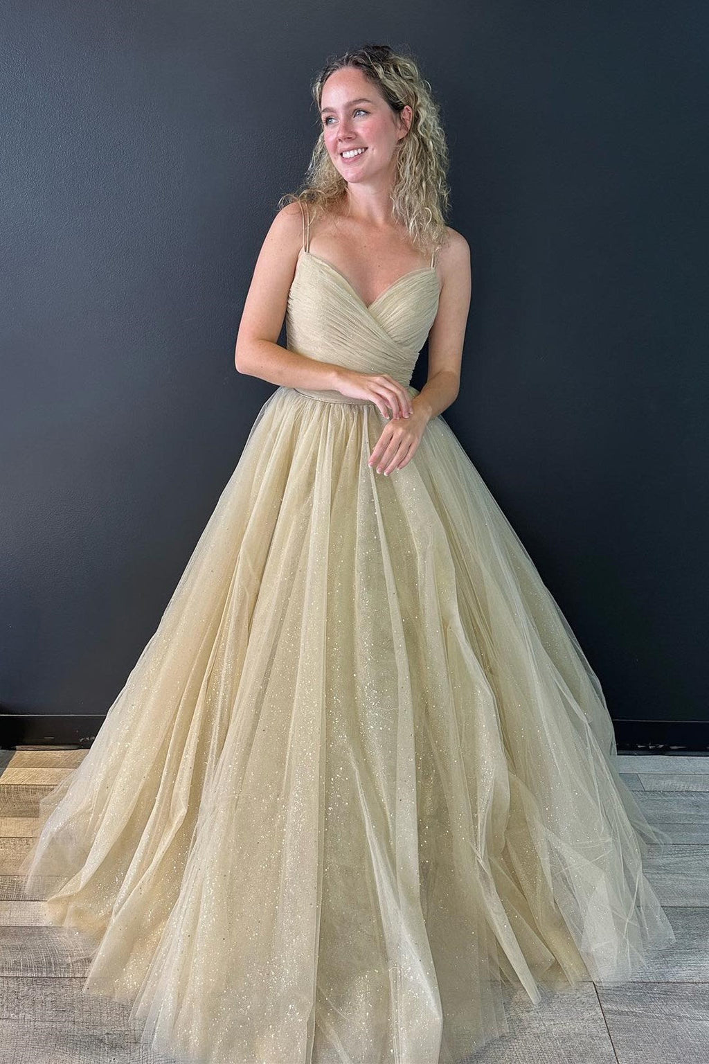 Nia | Vestido de fiesta de tul brillante con escote en V y espalda con cordones