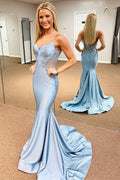 Kamiyah | Langes, blaues Abendkleid mit V-Ausschnitt und transparenter Trompetenspitze