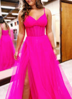 Galilea | Vestido de fiesta largo fucsia con escote en V, corpiño transparente y abertura.