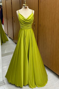 Carter | Vestido de fiesta largo verde oliva con escote halter, tirantes de cadena y corte A