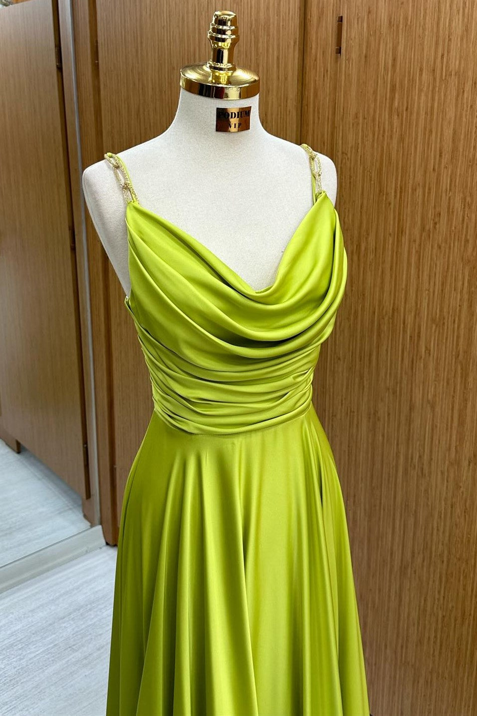 Carter | Vestido de fiesta largo verde oliva con escote halter, tirantes de cadena y corte A