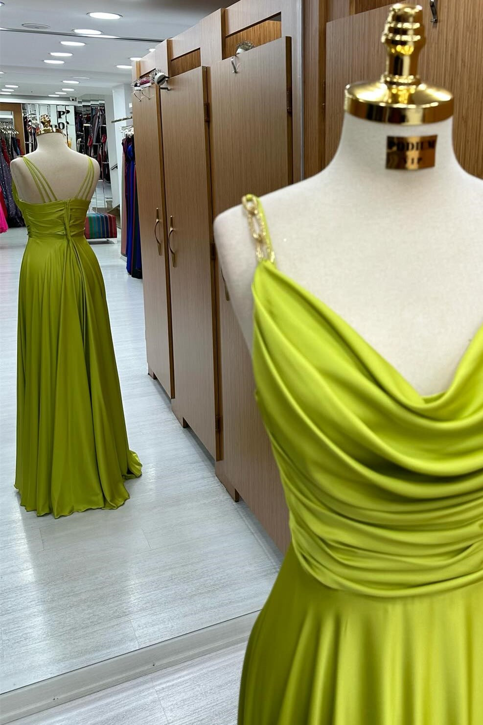 Carter | Vestido de fiesta largo verde oliva con escote halter, tirantes de cadena y corte A