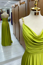 Carter | Vestido de fiesta largo verde oliva con escote halter, tirantes de cadena y corte A