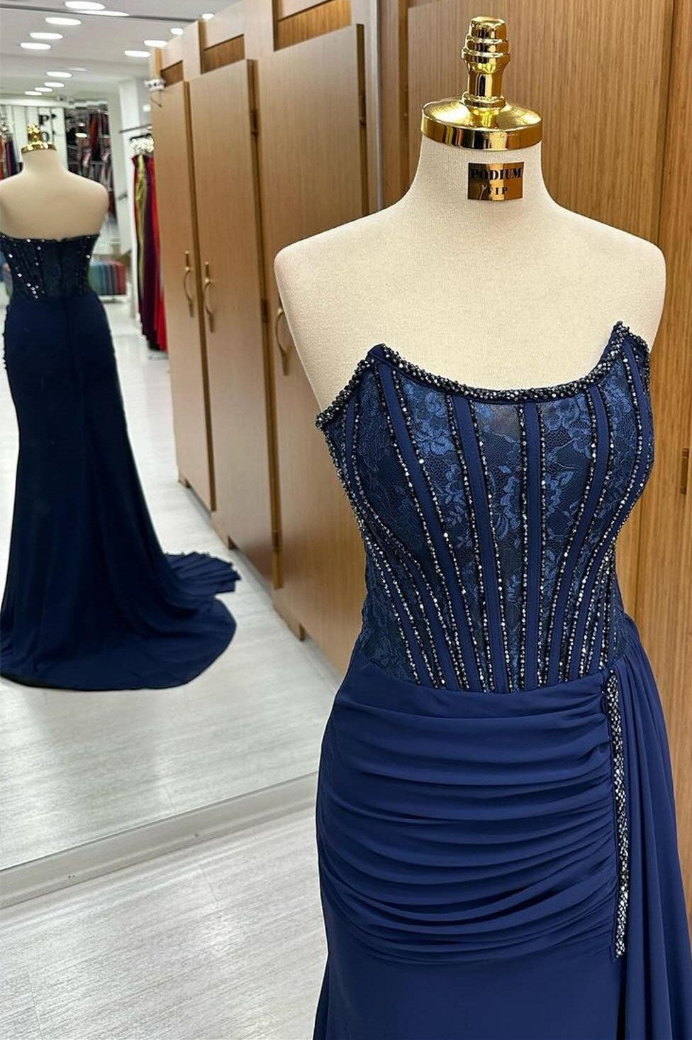 Maliyah | Vestido largo formal azul marino sin tirantes, con encaje y cuentas, y cola incorporada