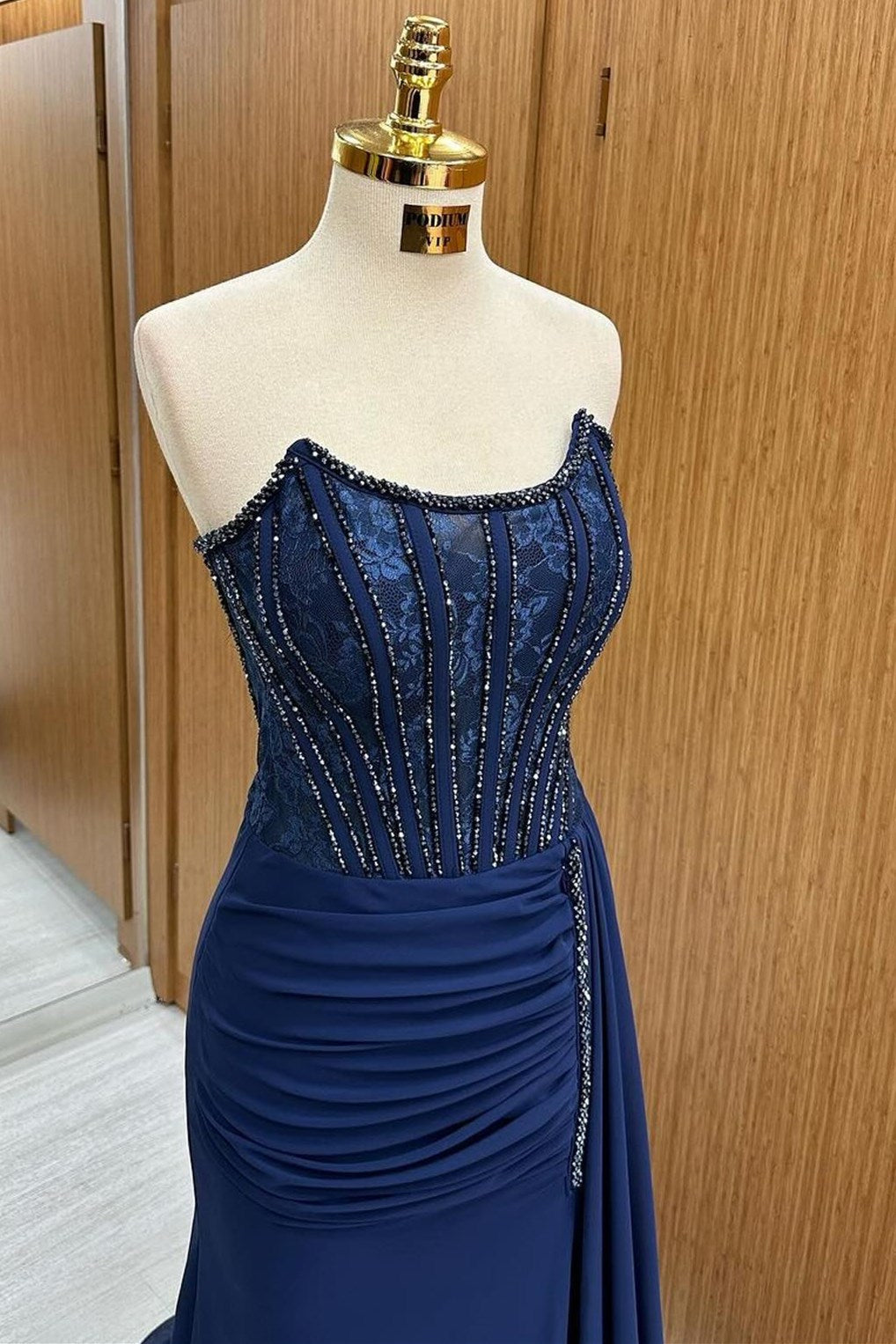 Maliyah | Vestido largo formal azul marino sin tirantes, con encaje y cuentas, y cola incorporada