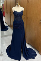 Maliyah | Vestido largo formal azul marino sin tirantes, con encaje y cuentas, y cola incorporada