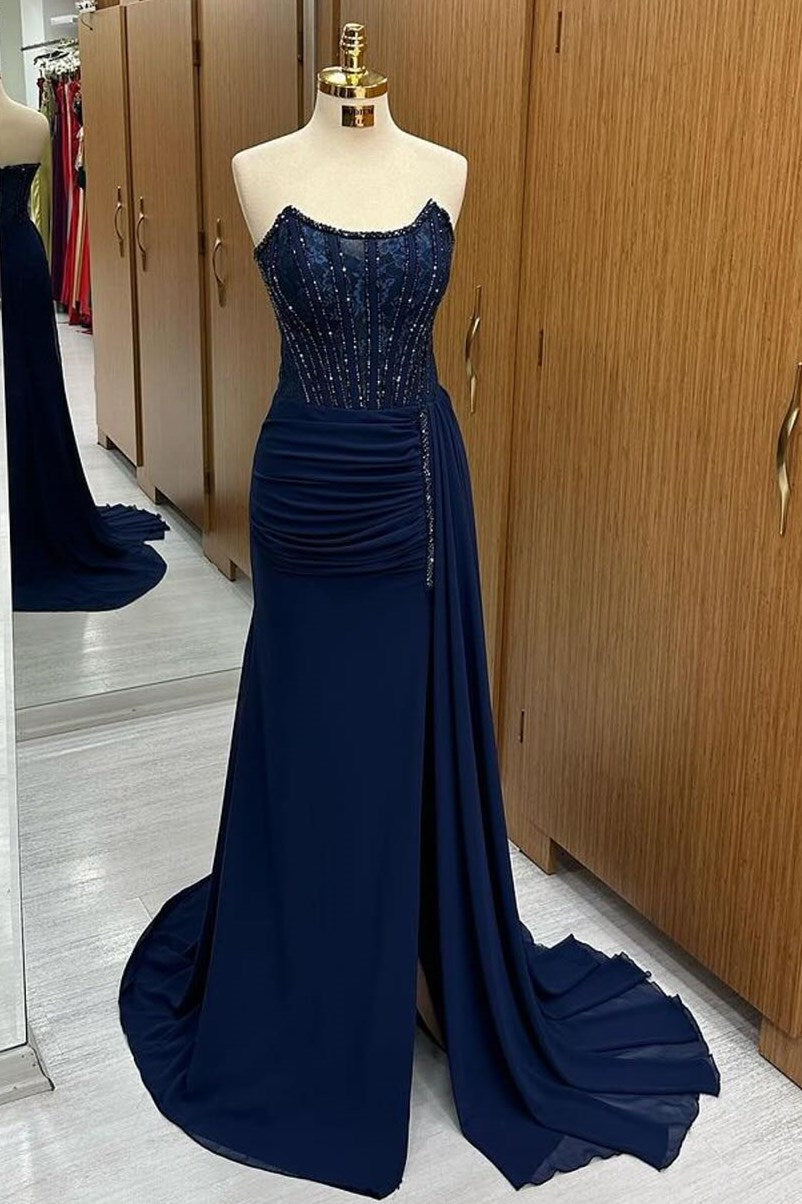 Maliyah | Vestido largo formal azul marino sin tirantes, con encaje y cuentas, y cola incorporada