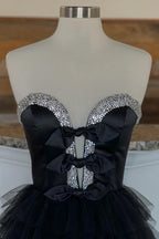 Peggy | Schwarzes, trägerloses, langes Ballkleid mit Schleife und Rüschen und Schlitz