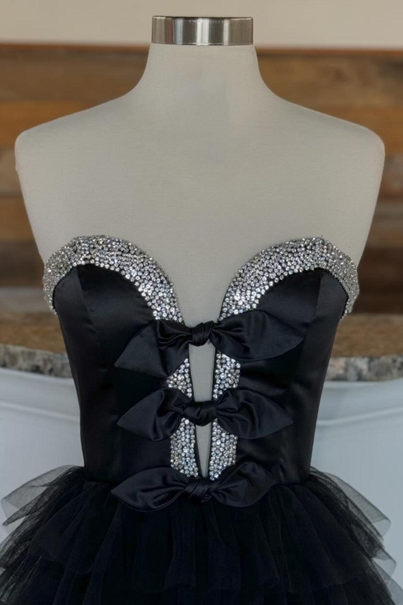 Peggy | Schwarzes, trägerloses, langes Ballkleid mit Schleife und Rüschen und Schlitz