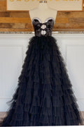 Peggy | Schwarzes, trägerloses, langes Ballkleid mit Schleife und Rüschen und Schlitz