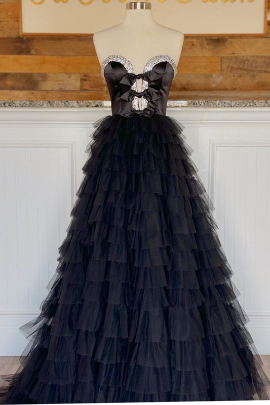 Peggy | Schwarzes, trägerloses, langes Ballkleid mit Schleife und Rüschen und Schlitz