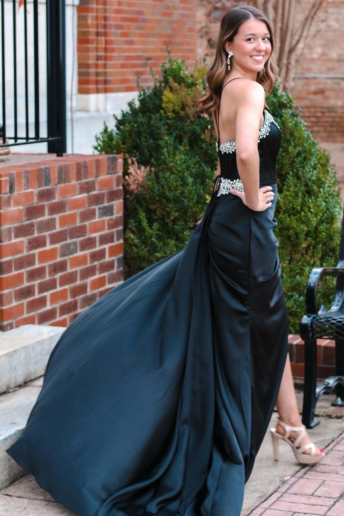 Markie | Schwarzes, langes Abendkleid mit Strassbesatz und V-Ausschnitt und angenähter Schleppe