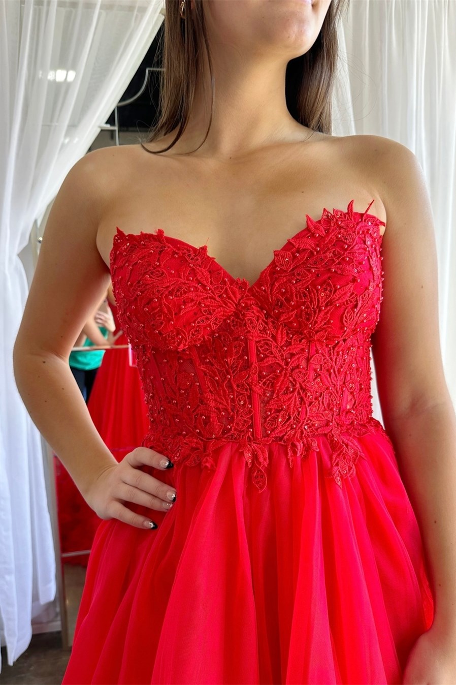 Romy | Vestido de fiesta largo con volantes y escote corazón con apliques de tul rojo