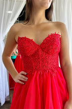 Romy | Vestido de fiesta largo con volantes y escote corazón con apliques de tul rojo