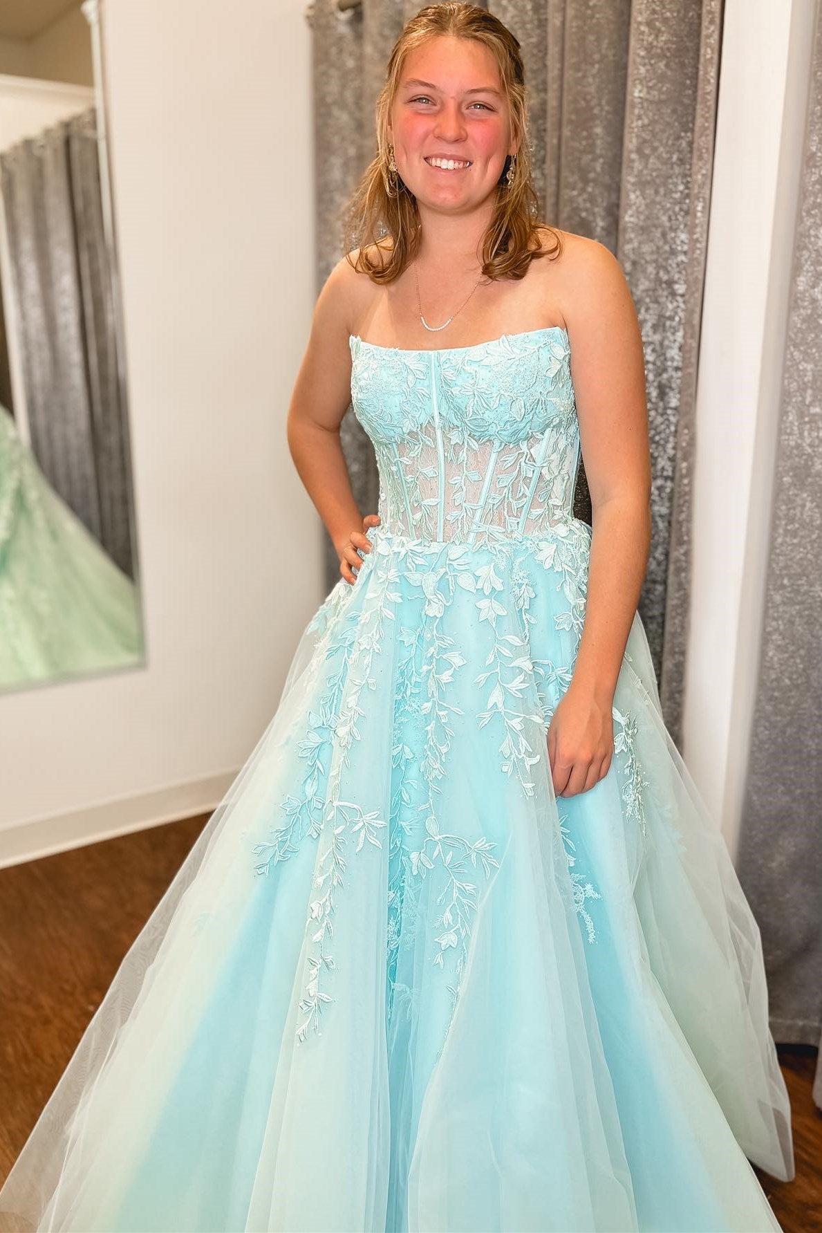 Nell | Vestido de fiesta largo de corte A sin tirantes y con apliques en azul agua