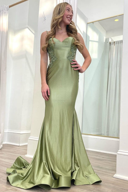 Salbeigrünes rückenfreies Trompetenkleid mit Spaghettiträgern