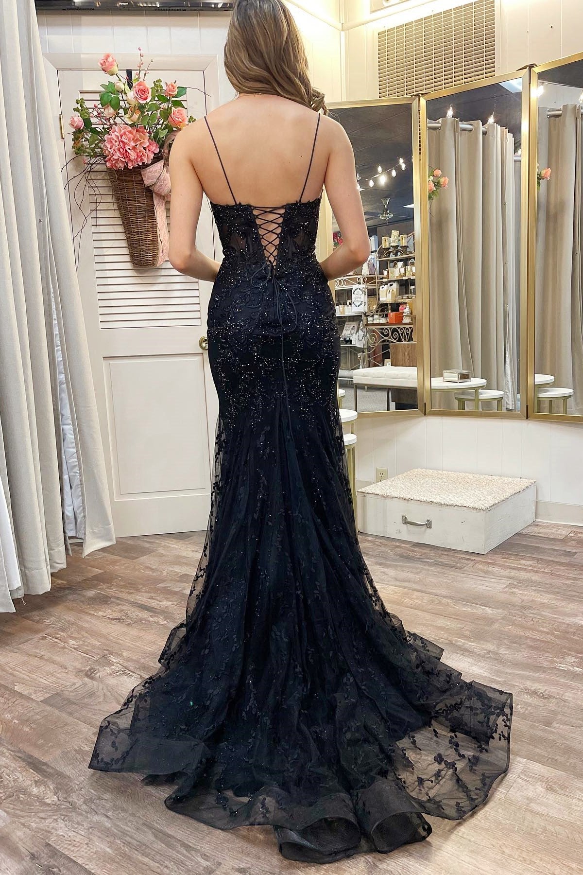 Schwarzes Ballkleid mit tiefem Ausschnitt und Schnürung und Applikationen