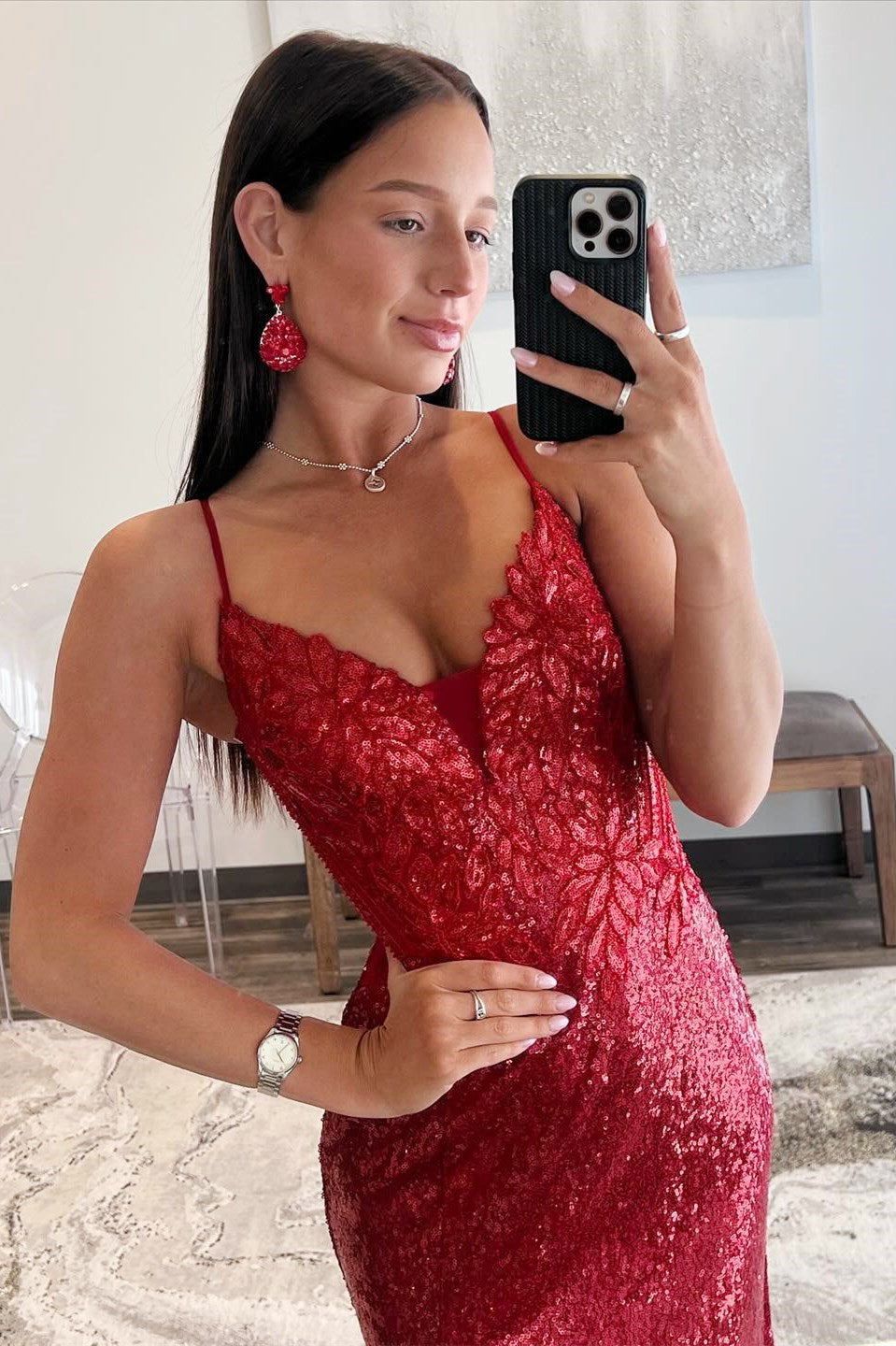 Vestido largo estilo sirena con escote en V y abertura en la espalda, con lentejuelas rojas