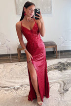 Vestido largo estilo sirena con escote en V y abertura en la espalda, con lentejuelas rojas
