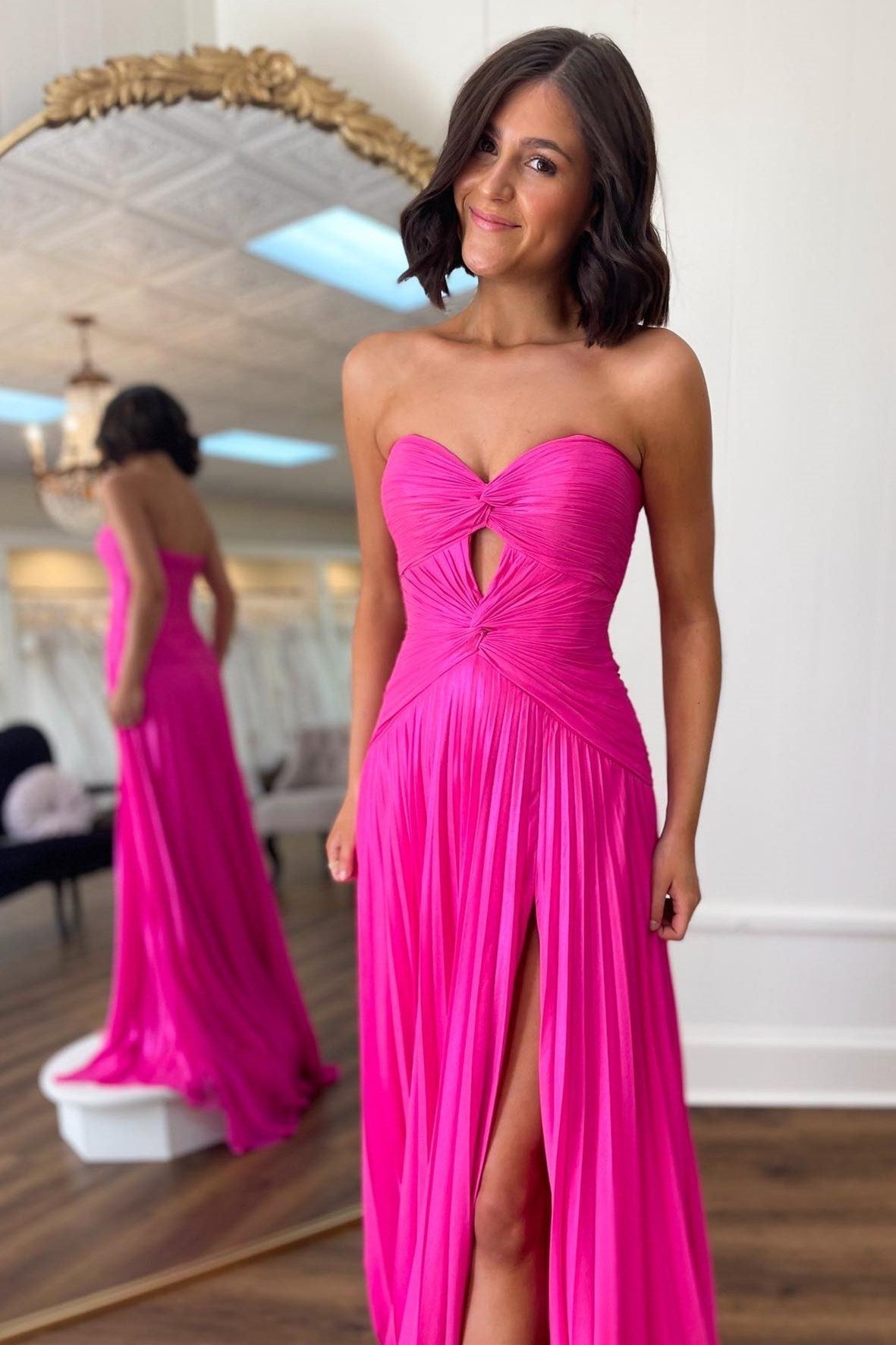 Vestido de fiesta rosa intenso sin tirantes, plisado y con escote en A
