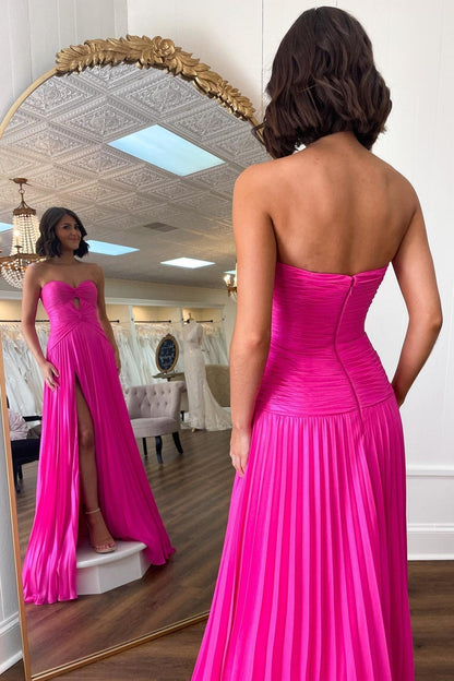 Vestido de fiesta rosa intenso sin tirantes, plisado y con escote en A