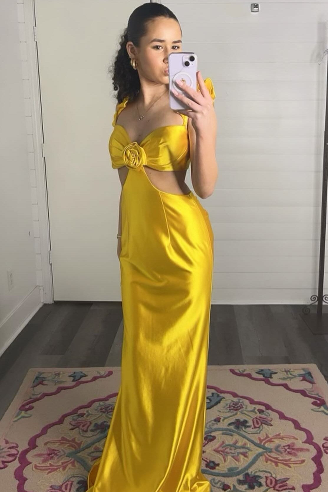 Vestido ajustado de sirena con aberturas y mangas onduladas en color violeta