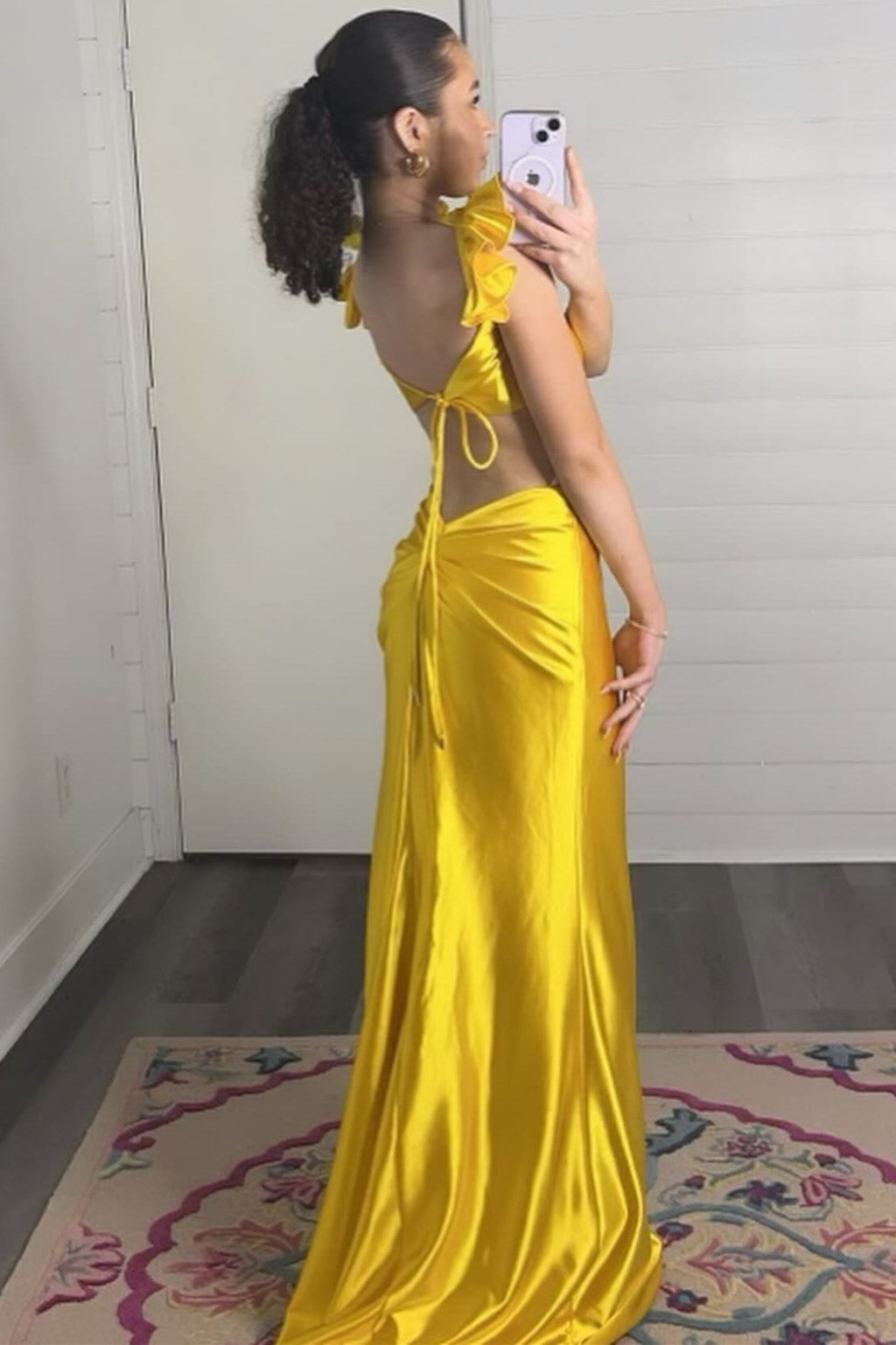 Vestido ajustado de sirena con aberturas y mangas onduladas en color violeta