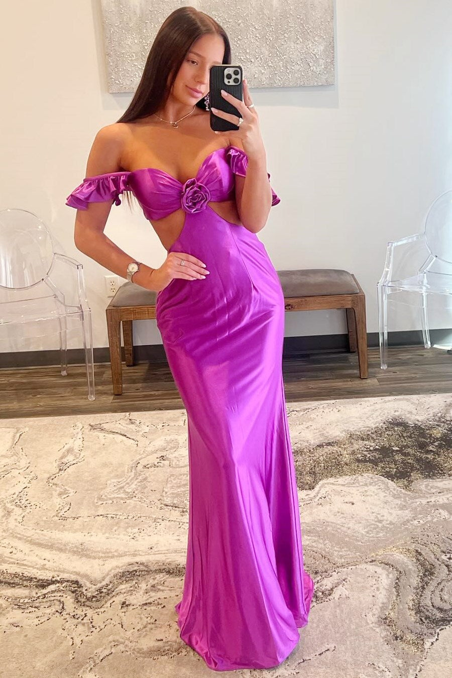 Vestido ajustado de sirena con aberturas y mangas onduladas en color violeta